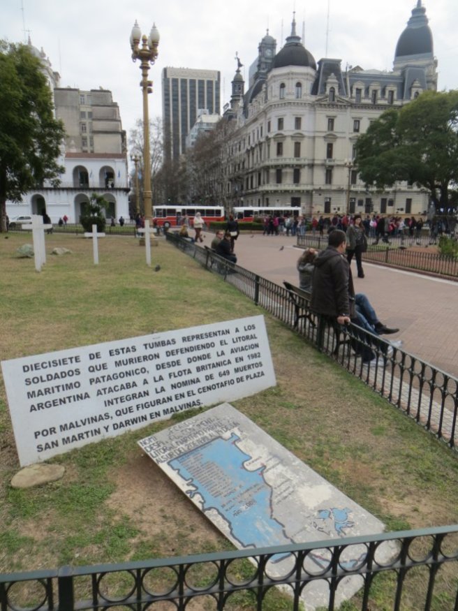 Le problème des Malouines (guerre contre les britanniques dans les années 1980) est toujours vivace, les cartes d'Amérique du Sud en vente ici indiquent qu'elles appartiennent à l'Argentine !