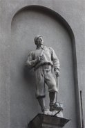 Statue d'alpiniste sur la façade d'un immeuble