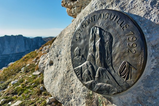La plaque commémorative du 500e anniversaire de la 1ère ascension du Mont-Aiguille